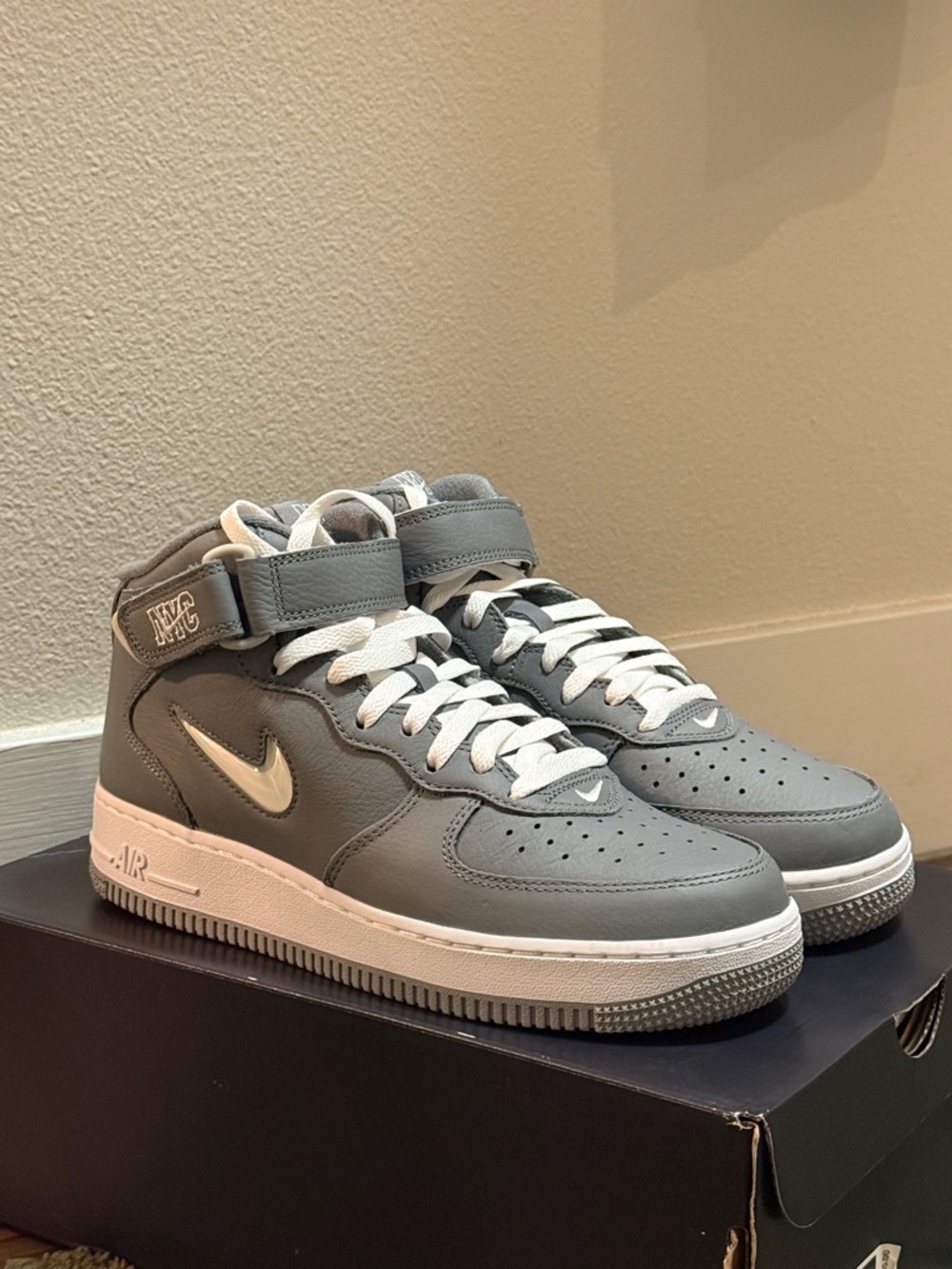 Nike Air Force 1 Mid QS
Jewel NYC Cool Grey Mid-Top Sneakers Grey/White